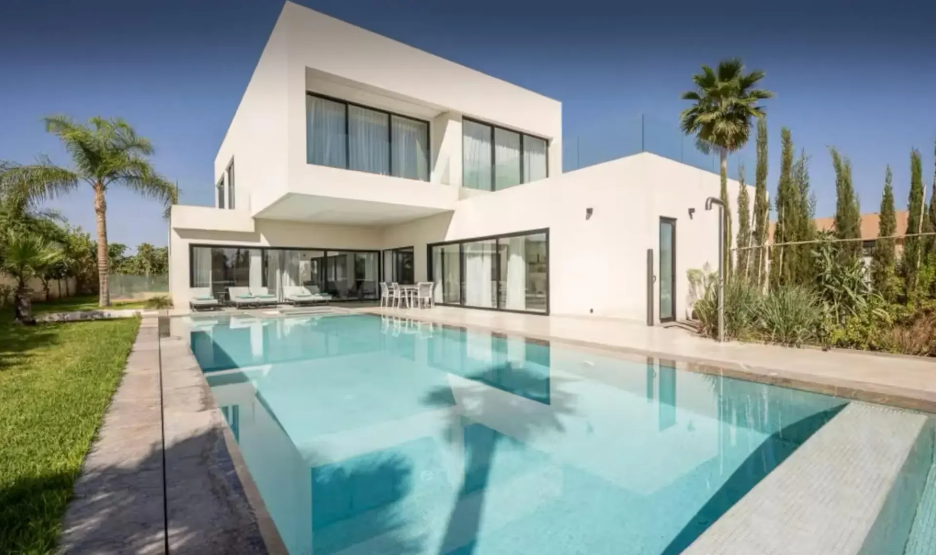 Villa blanche — la façade et l'entrée (golf Amelkis, Marrakech)