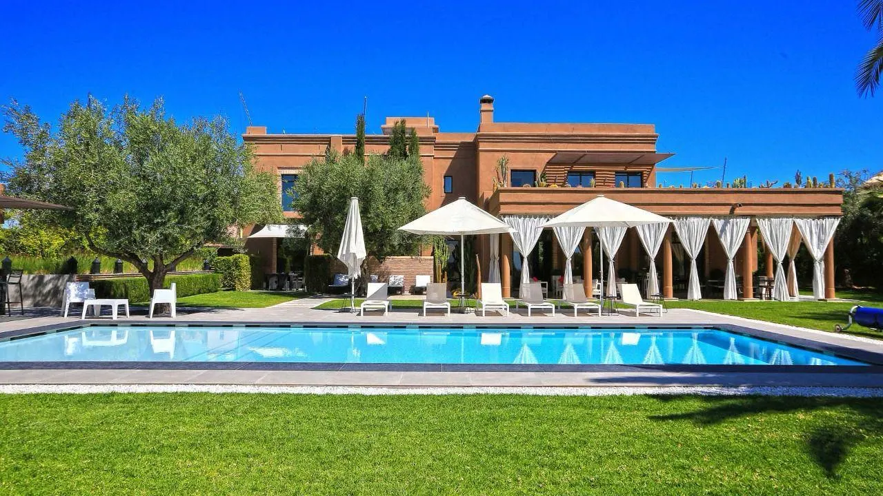 Villa Elio — la façade et l'entrée (route de Tahanaout, Marrakech)