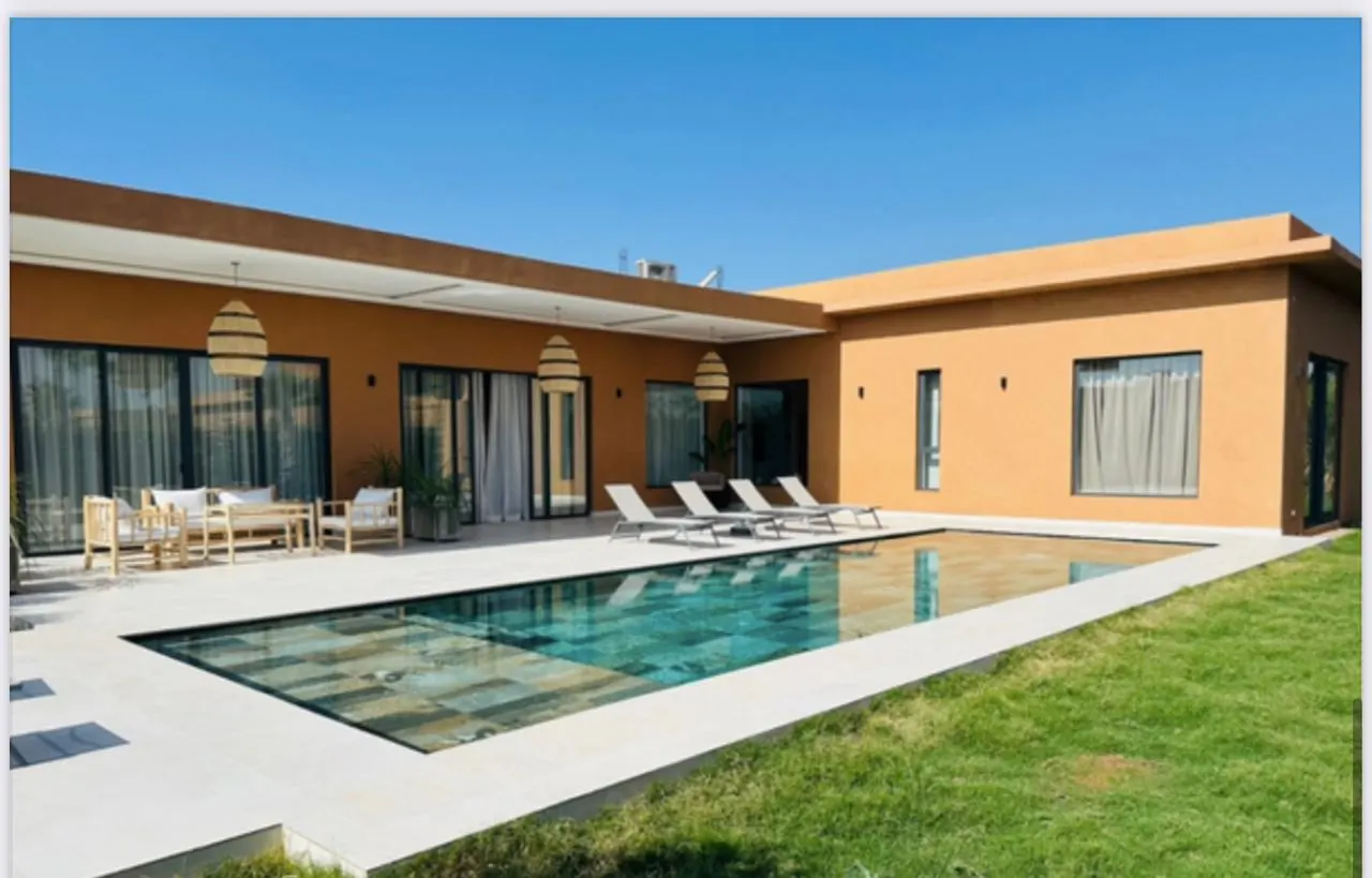Villa jumelle Amande — la façade et l'entrée (route de l'Ourika, Marrakech)