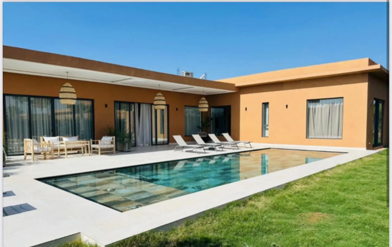 Villa jumelle Beige — la façade et l'entrée (route de l'Ourika, Marrakech)