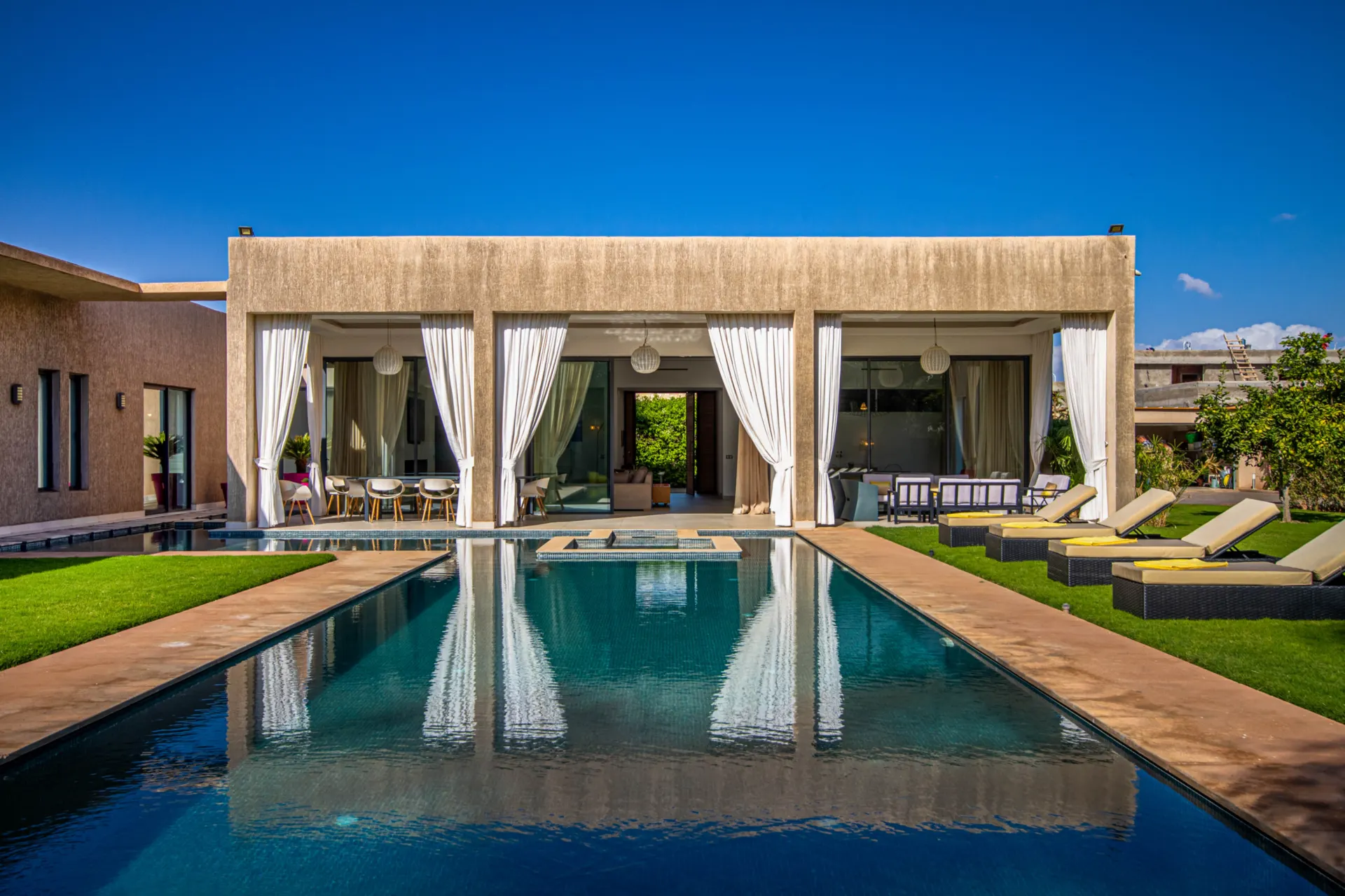 Villa Emma — la façade et l'entrée (route de l'Ourika, Marrakech)