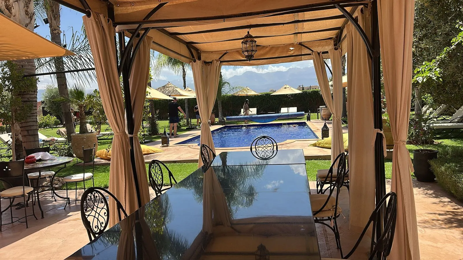 Villa bleue — la façade et l'entrée (route de l'Ourika, Marrakech)