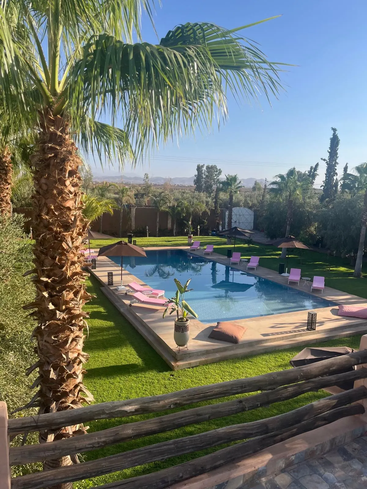 Villa Rose — la façade et l'entrée (route de Tahanaout, Marrakech)