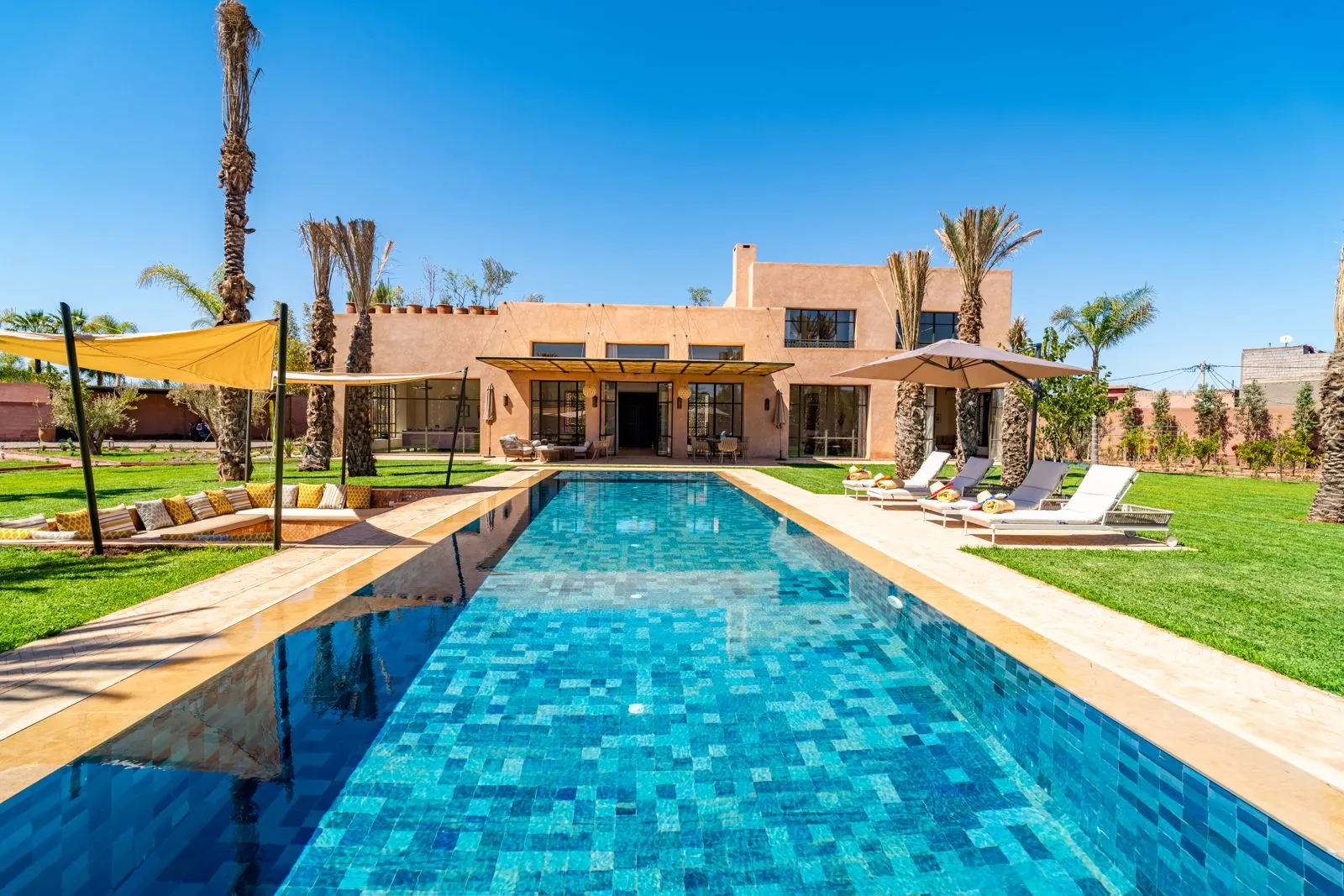Villa Oasis — la façade et l'entrée (route de l'Ourika, Marrakech)