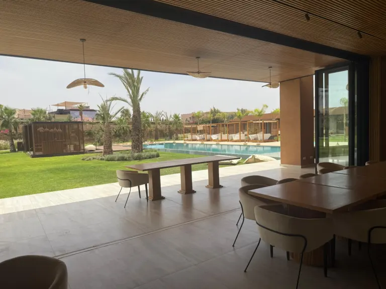 Villa Moka — la piscine et la terrasse (médina, Marrakech)