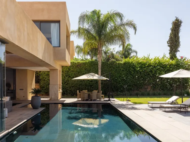 Villa Sirius — la piscine et la terrasse (golf Al Maaden, Marrakech)