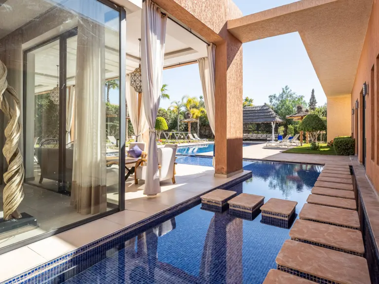 Villa Jazzy — la piscine et la terrasse (route de l'Ourika, Marrakech)