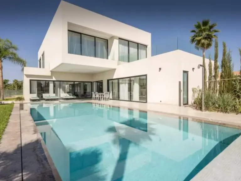 Villa blanche — la façade et l'entrée (golf Amelkis, Marrakech)