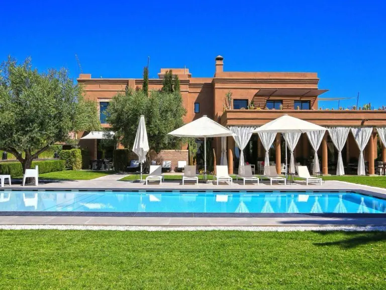Villa Elio — la façade et l'entrée (route de Tahanaout, Marrakech)