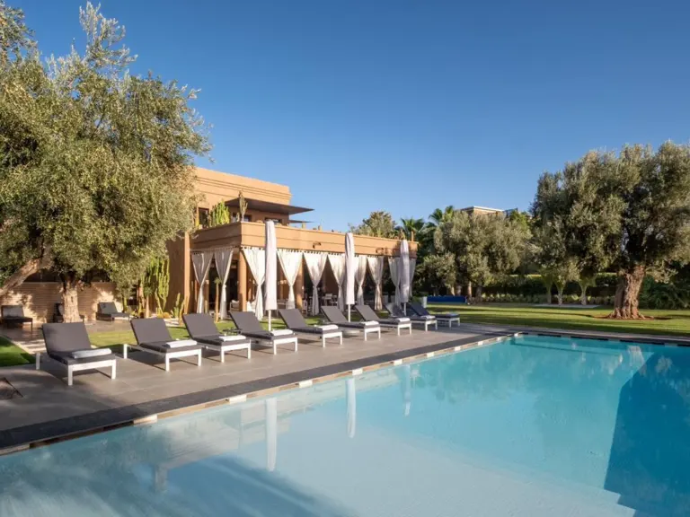 Villa Elio — la piscine et la terrasse (route de Tahanaout, Marrakech)