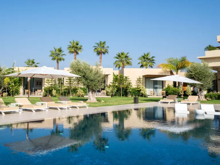 Villa Manon — la piscine et la terrasse (Palmeraie, Marrakech)