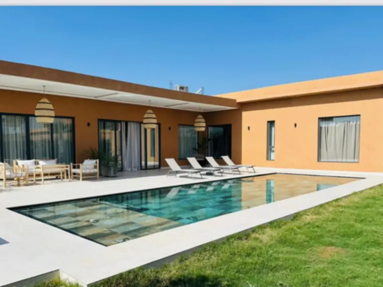 Villa jumelle Amande — la façade et l'entrée (route de l'Ourika, Marrakech)