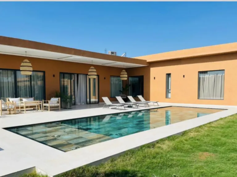 Villa jumelle Beige — la façade et l'entrée (route de l'Ourika, Marrakech)