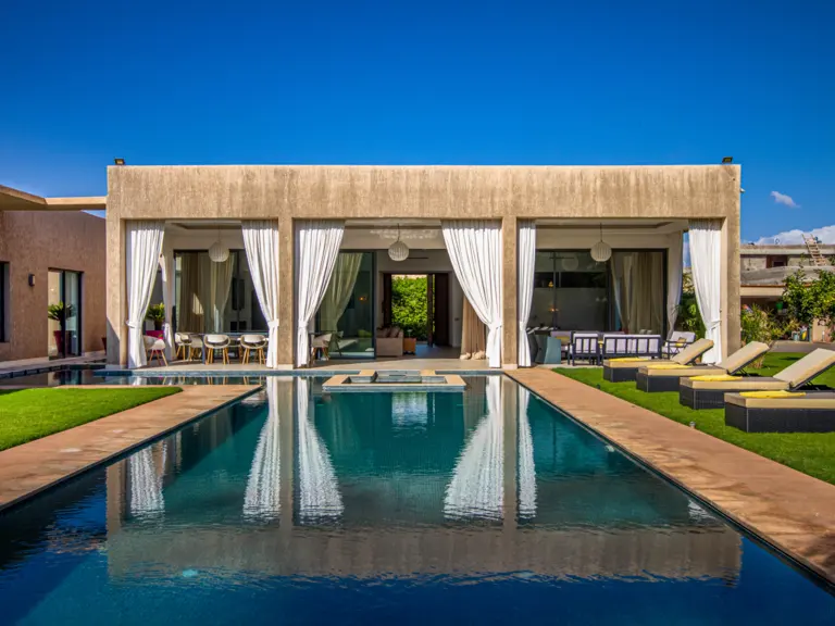Villa Emma — la façade et l'entrée (route de l'Ourika, Marrakech)