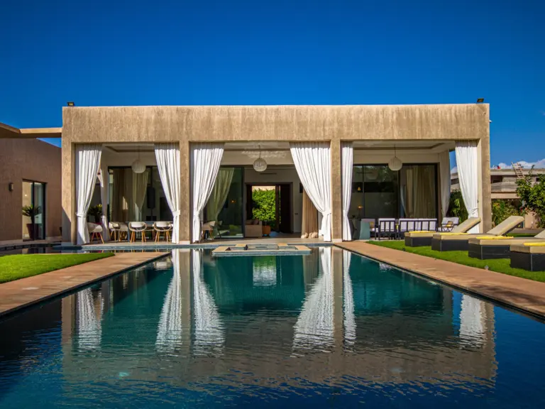 Villa Emma — la piscine et la terrasse (route de l'Ourika, Marrakech)