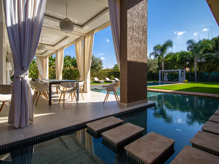 Villa Emma — la salle à manger (route de l'Ourika, Marrakech)