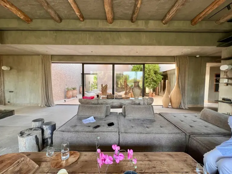 Villa Lucie — le salon principal (Palmeraie, Marrakech)