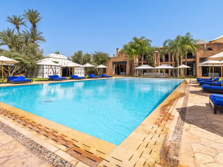 Palais Victoria — la piscine et la terrasse (Agafay, Marrakech)