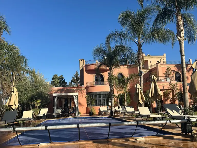 Villa bleue — la piscine et la terrasse (route de l'Ourika, Marrakech)