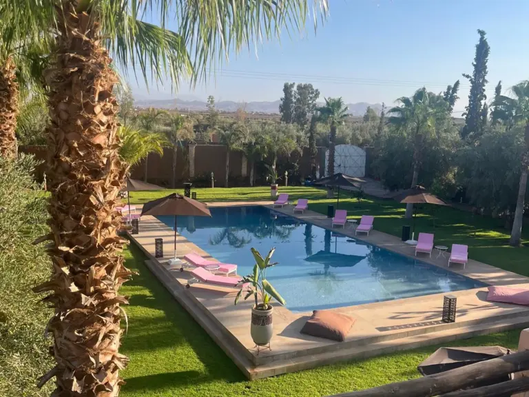 Villa Rose — la façade et l'entrée (route de Tahanaout, Marrakech)