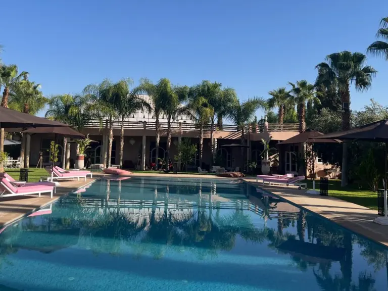 Villa Rose — la piscine et la terrasse (route de Tahanaout, Marrakech)