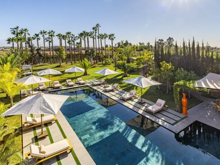 Villa Oliver — la piscine et la terrasse (golf Al Maaden, Marrakech)