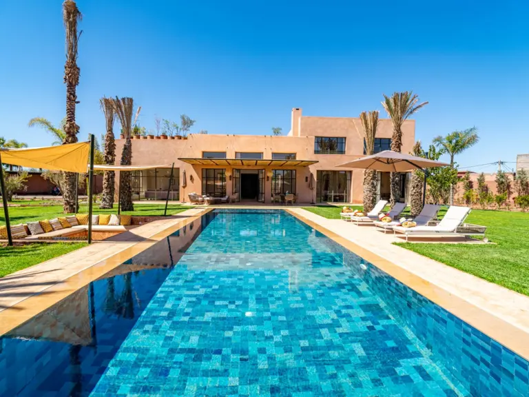 Villa Oasis — la façade et l'entrée (route de l'Ourika, Marrakech)